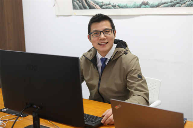 新春走基层镜头里的幸福中国,新春走基层拜年了致敬一线坚守者