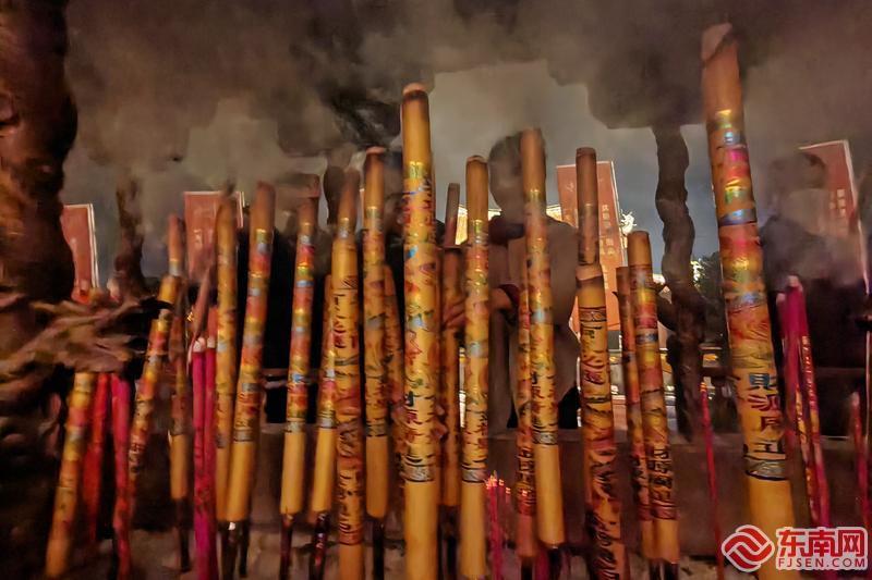 新春走基层李伟,新春走基层小山村里的项目热