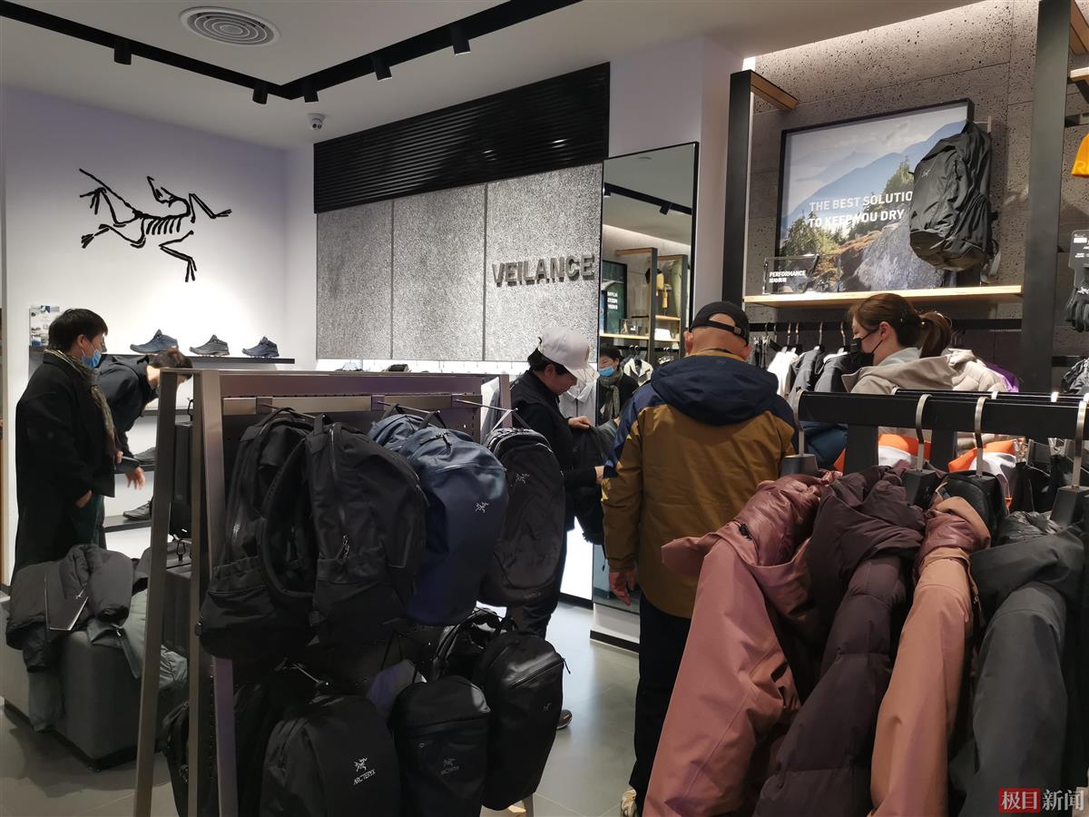 虎元素年货商品走俏市场,虎标羽绒服春节不打烊