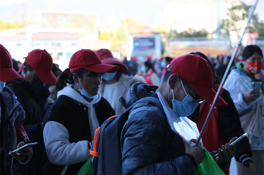 “出去务工3个月，保底收入20000元”，昨天这批工人登上了希望的列车