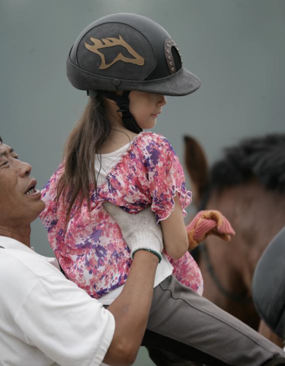 冬奥运喜获1金1银！8岁那年暑假，谷爱凌在稻香湖马场第一次上马……