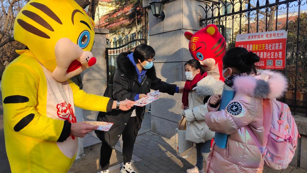 冰墩墩迎新生,冰墩墩迎开学