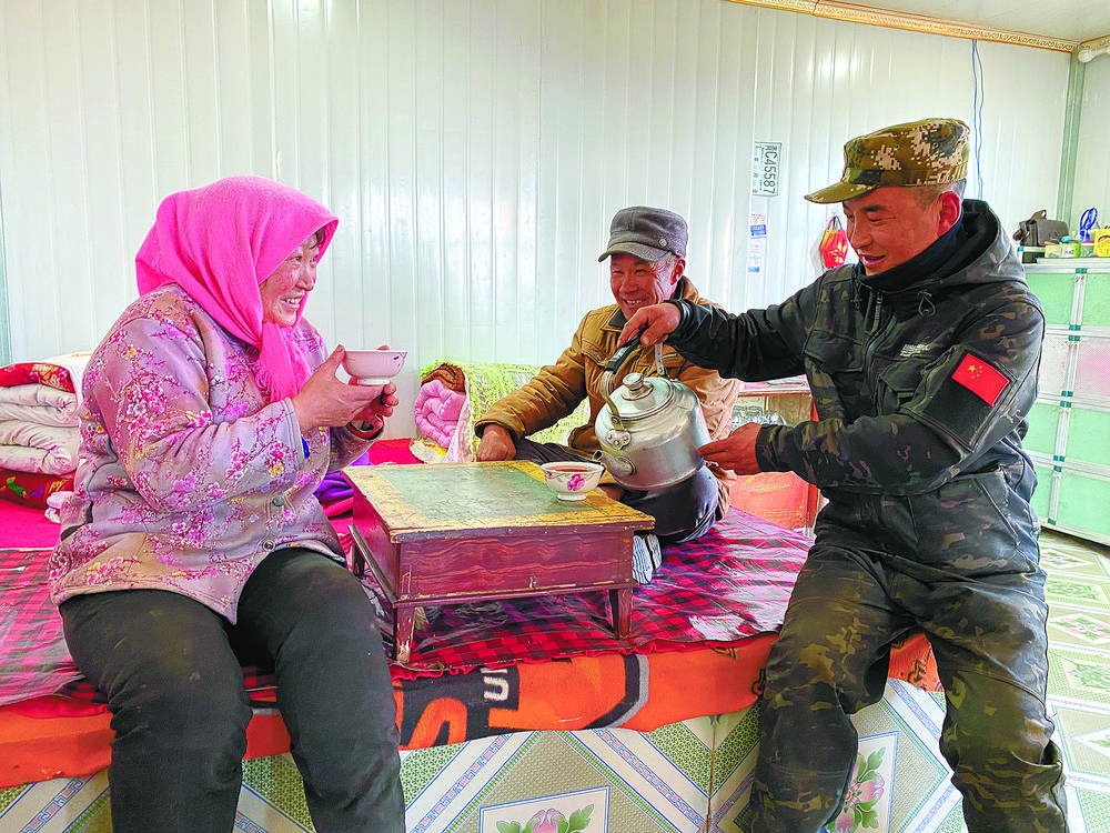 初心映照一抹红*党**旗飘扬显担当