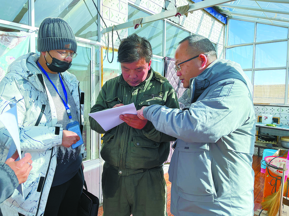 初心映照一抹红*党**旗飘扬显担当