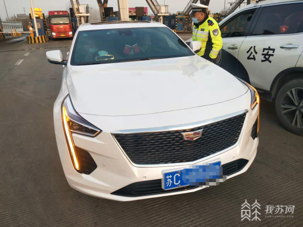 防水胶炸伤右手面临截肢交警争分夺秒为其争取时间