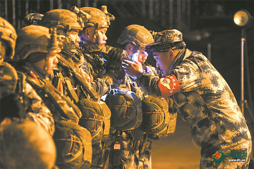 空降兵某旅多兵种协同跨昼夜对抗,空降兵乘运-20跨昼夜集群伞降