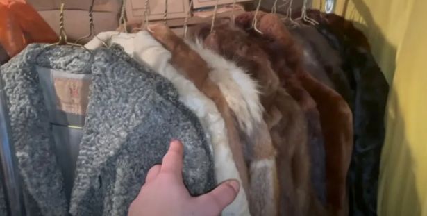 6万元买的房藏着金子，还有蒂凡尼珠宝香奈儿衣服，价值几百万元