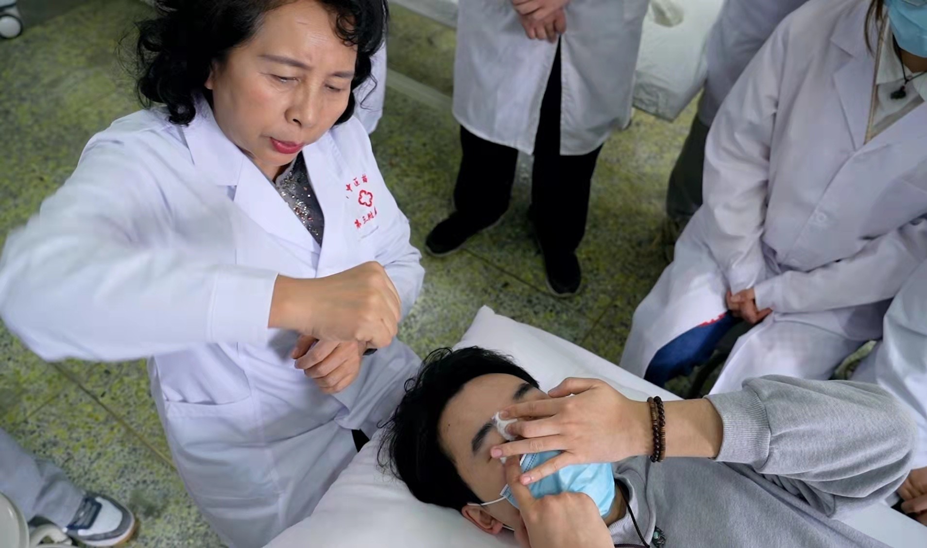 她的心意丨“扎针”39年的全国三八红旗手