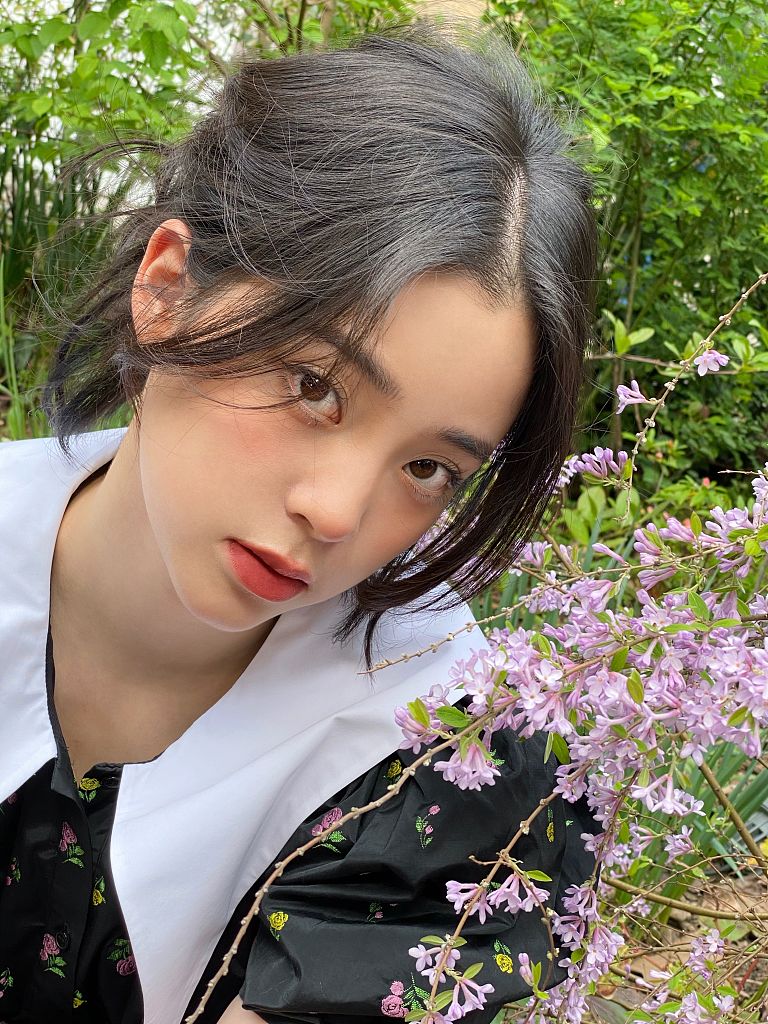 欧阳娜娜头像ins高级质感,欧阳娜娜穿碎花吊带晒阳光自拍