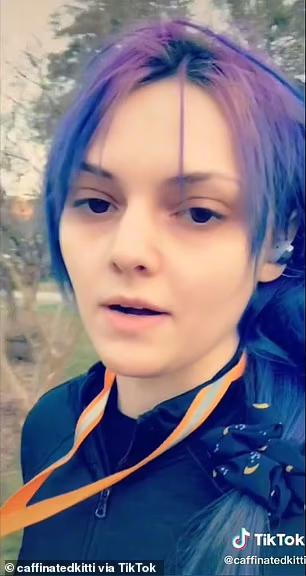 女子出招对付男人骚扰，几句话吓跑他们，简单易学