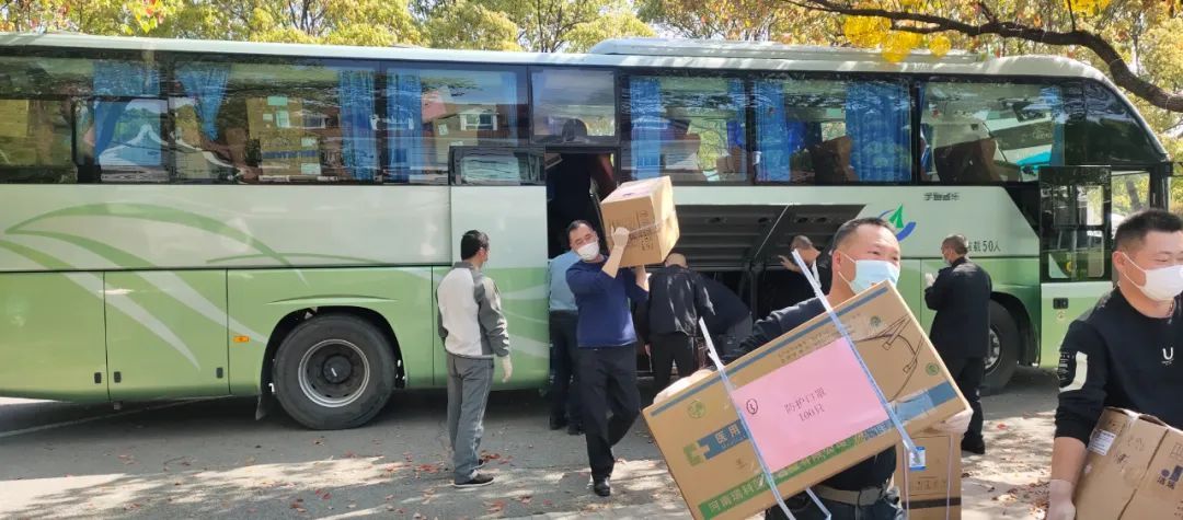 今天,上理工的核酸检测现场,闪动着安徽“大白”的身影,那是驰援的力量……