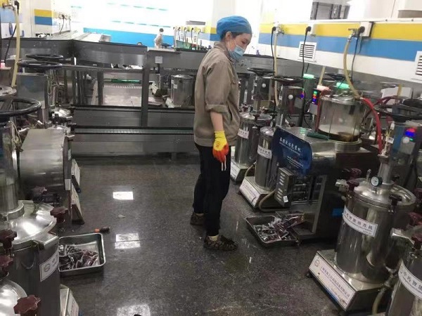 160台煎药机每天19小时开机雷允上中药饮片厂全力生产中药防疫汤药