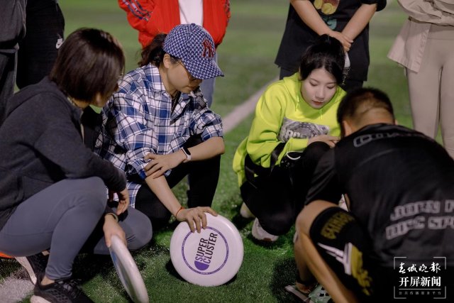 飞盘运动逐渐成为新的潮流,飞盘足球橄榄球