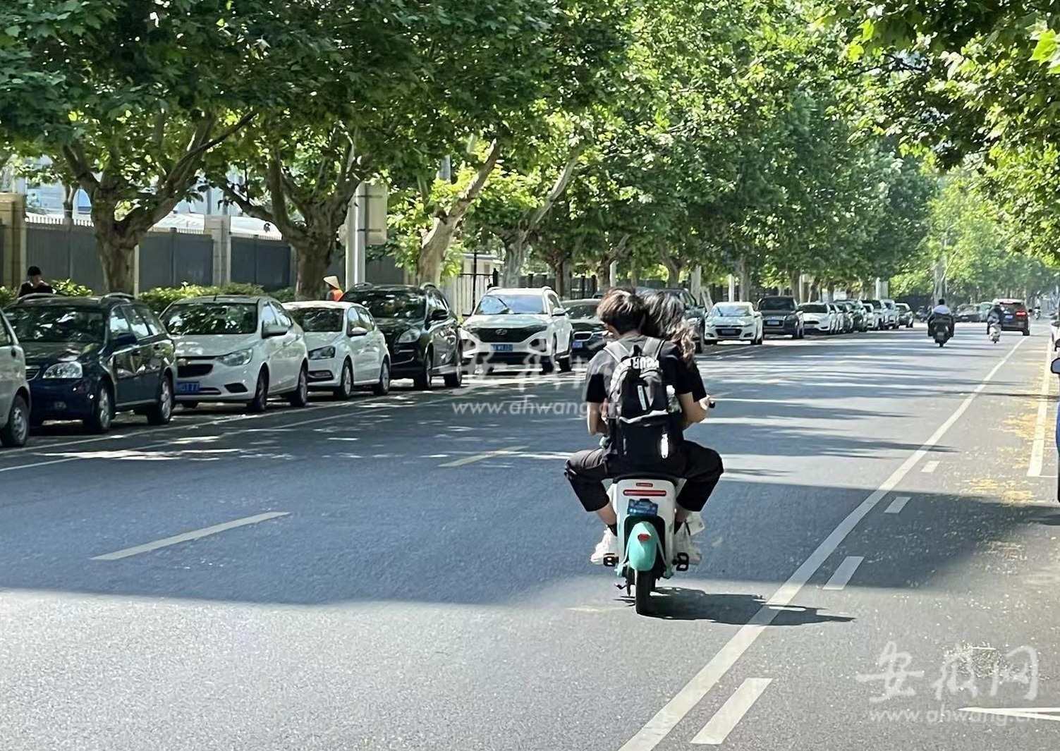 整治共享电单车违规现象,蚌埠共享单车乱停乱放