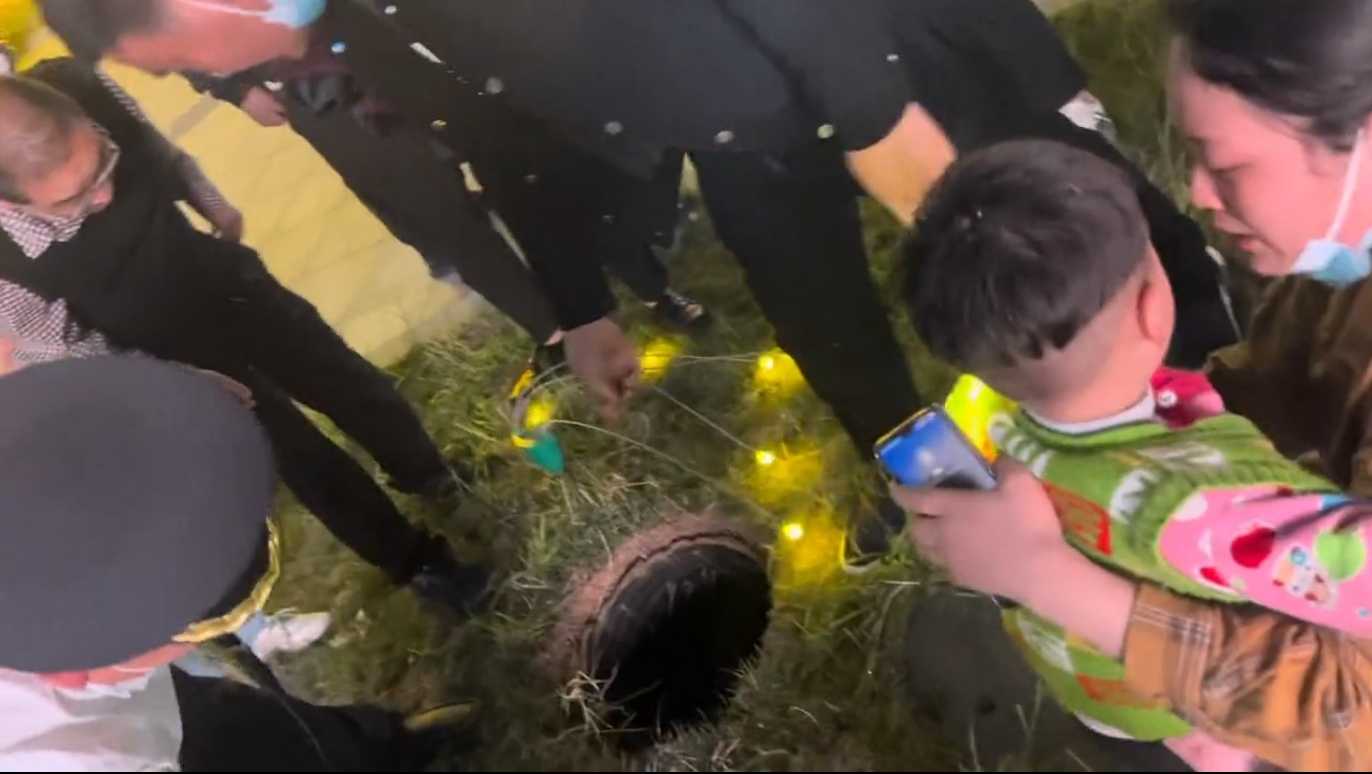 2岁小孩坠井救援,倒挂下井救坠井小孩