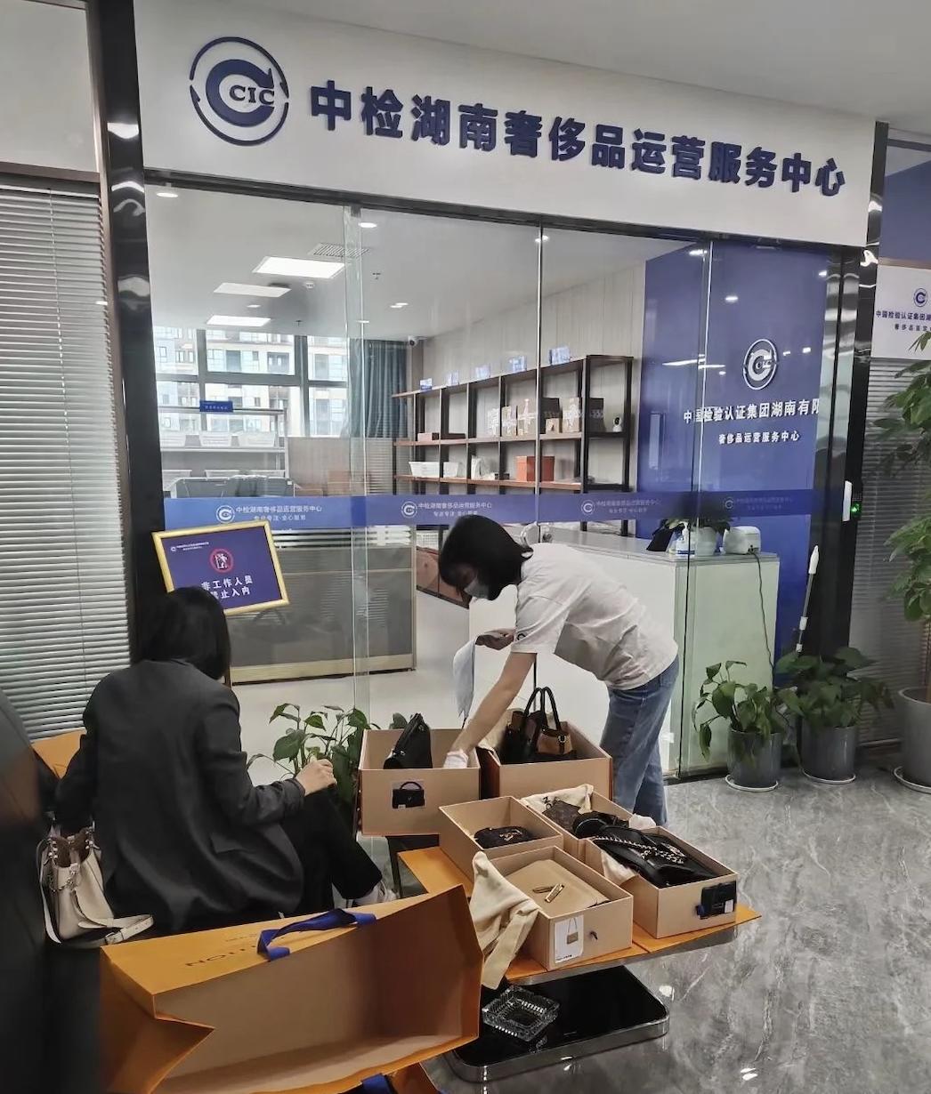 长沙lv被曝售假后有人带几十个包,长沙国金卖假lv