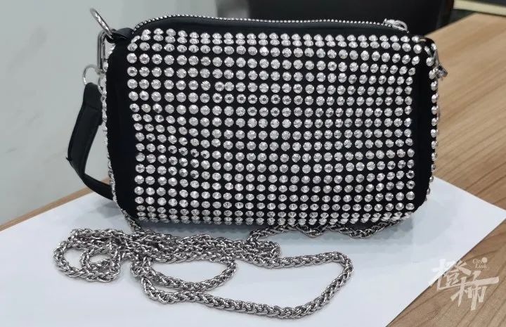 原价300的t恤40元,原价300多的耳环