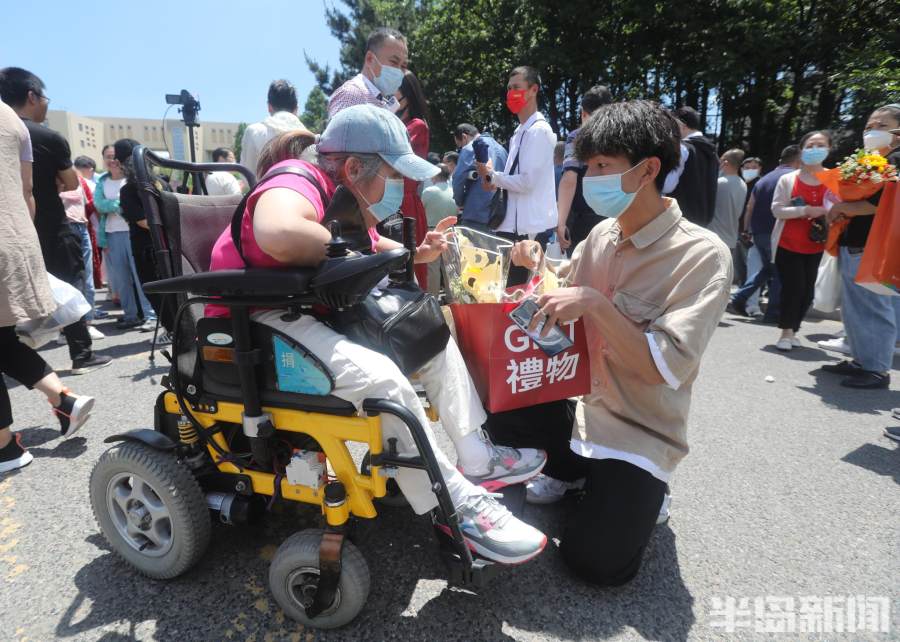 青岛一六旬母亲坐轮椅送考,一位母亲送准考证的感人片段