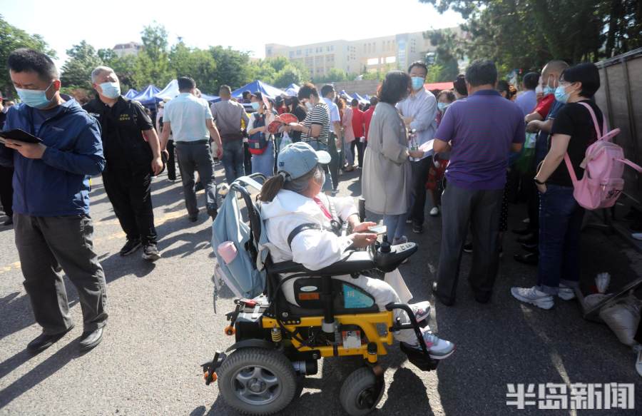 青岛一六旬母亲坐轮椅送考,一位母亲送准考证的感人片段