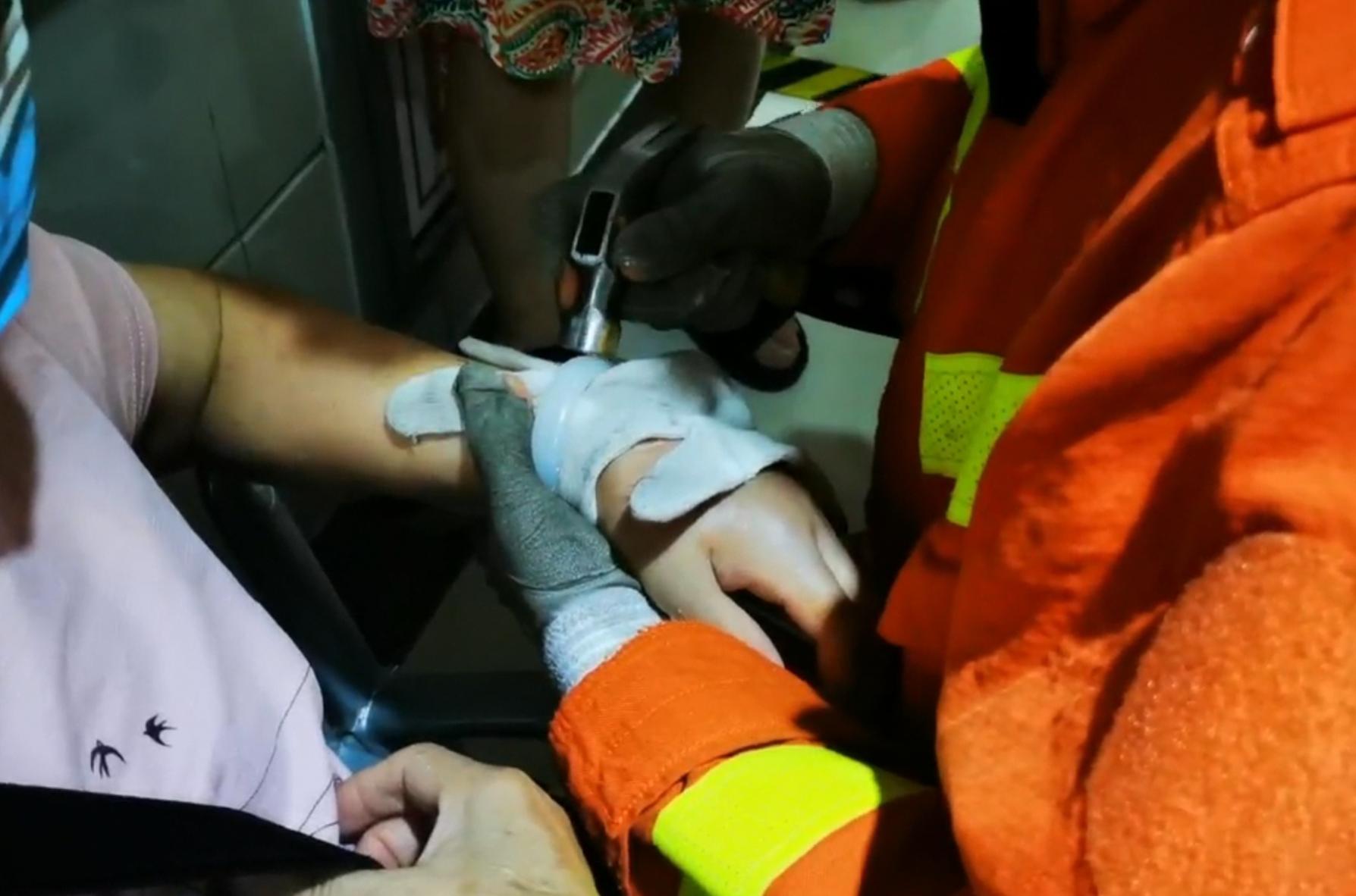 玉镯卡手里了怎么办,玉镯卡手