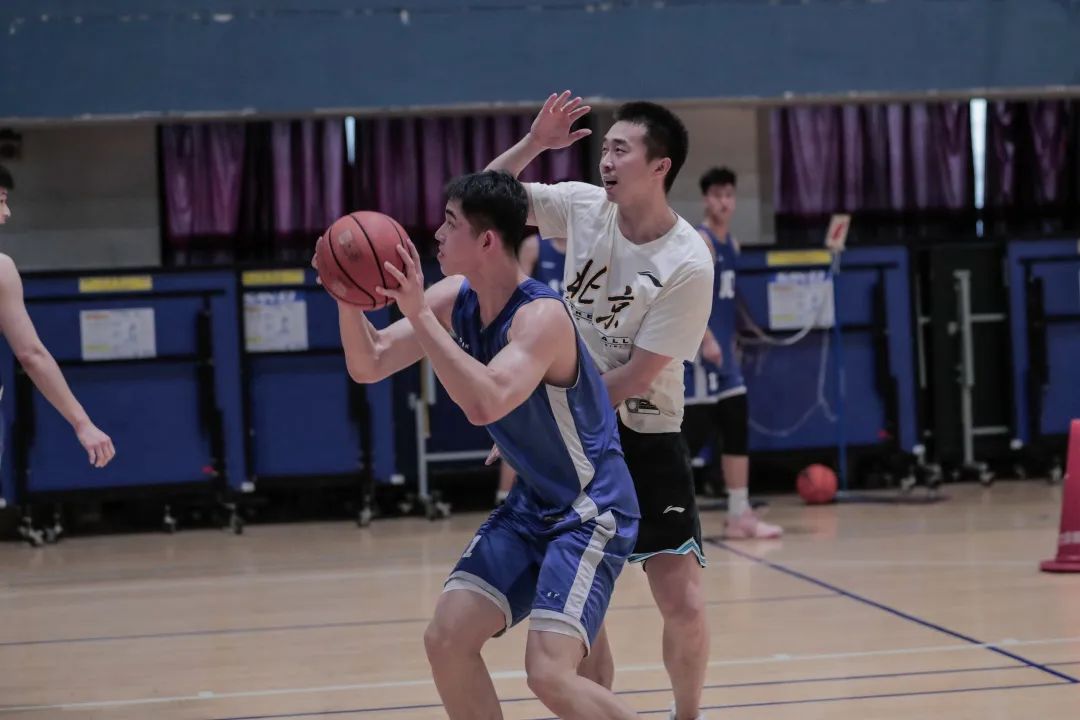 首钢青年队公开训练年轻无极限球员教练共同成长