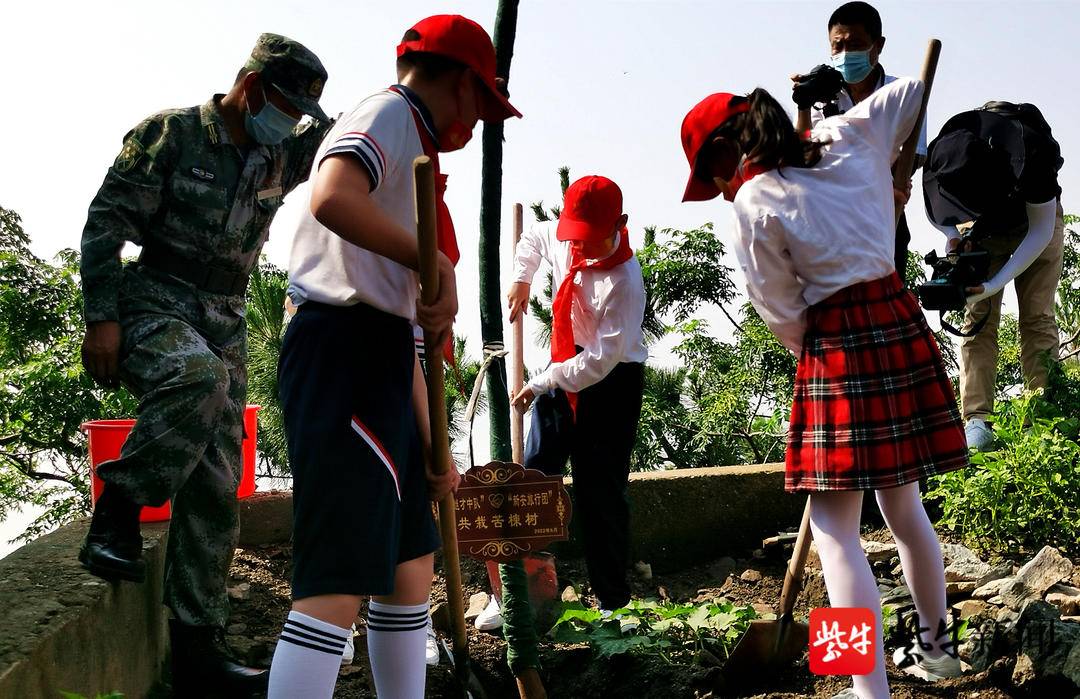 “王继才中队”牵手“新安旅行团”连淮少先队员重走英雄路寻访守岛人
