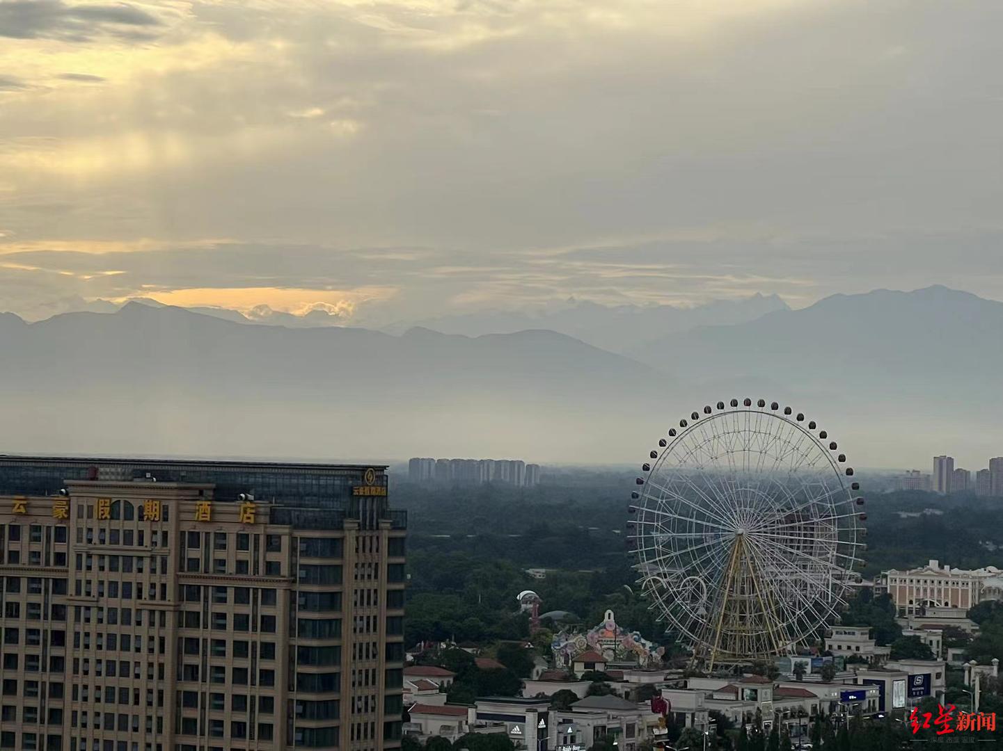 成都看雪山晚霞,成都晴天看雪山