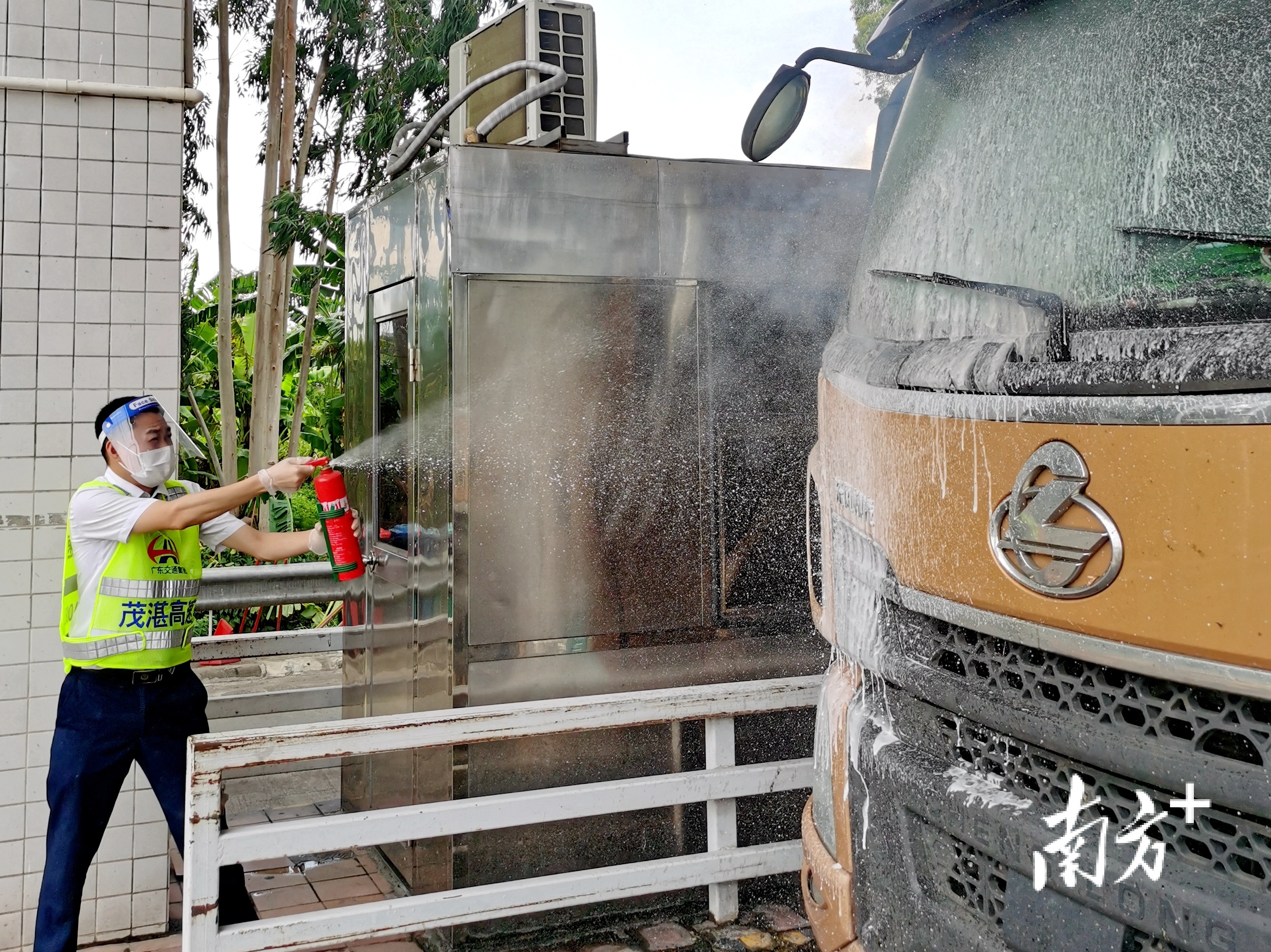 湛茂高速自燃,普光高速货车自燃