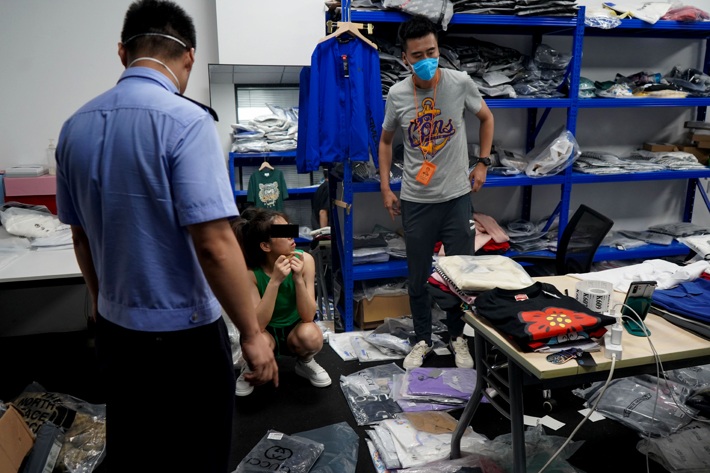 民警闯入直播间,主播直播假货被警察抓最终判刑