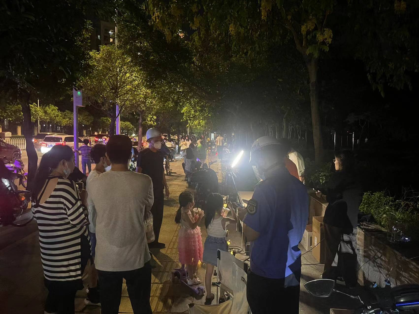 广州市白云区金沙街重拳整治“车尾箱夜市”