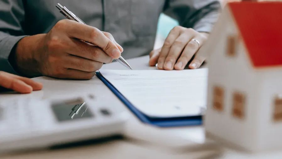 签订购房协议后拒不履行协议,卖房合同签了但买家不给钱怎么办