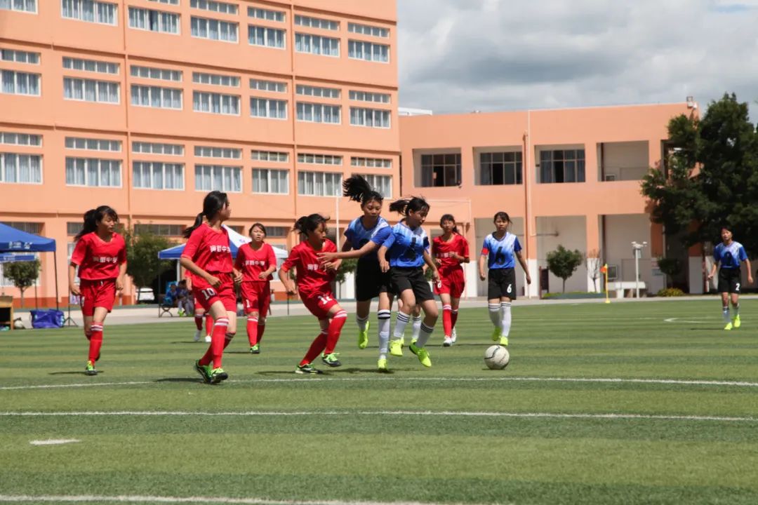 两场联赛精彩上演,校园足球联赛精彩纷呈