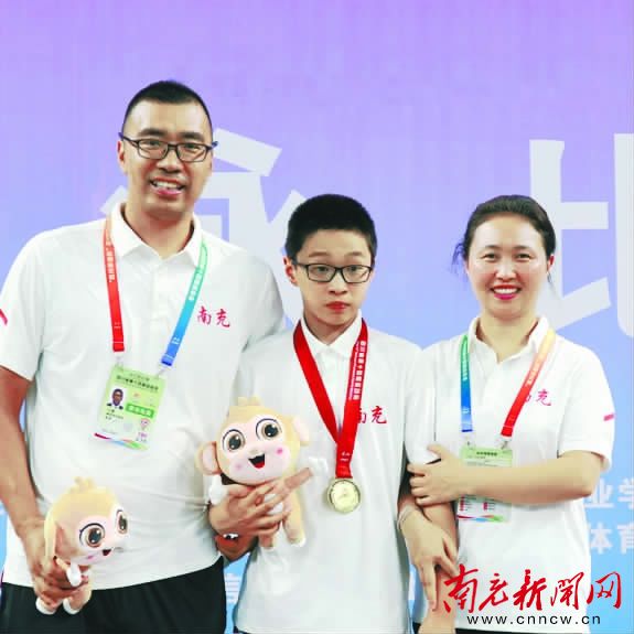 仪陇小将游泳第一名,13岁游泳小将夺银