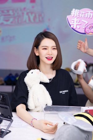 遭控直播卖假货「水泥色面膜变黄色」!戚薇反击呛:假一赔十