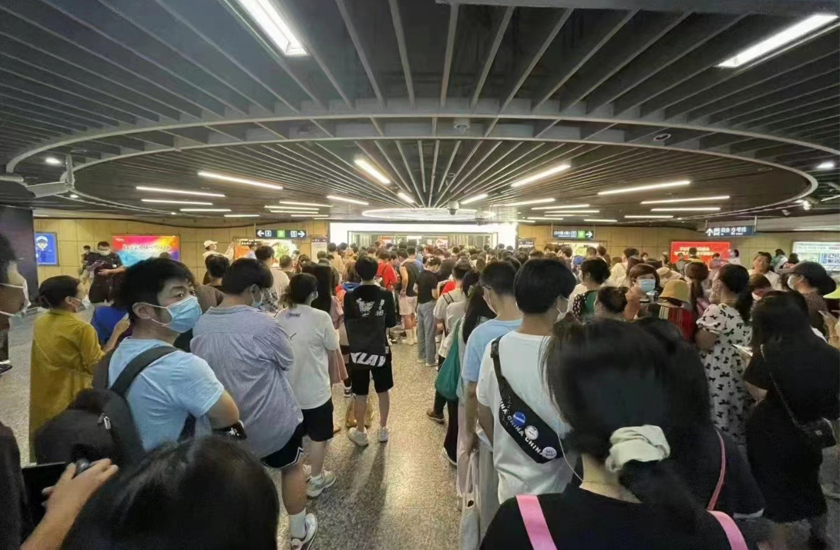 200元的南京奶茶,茶颜悦色奶茶凌晨排队