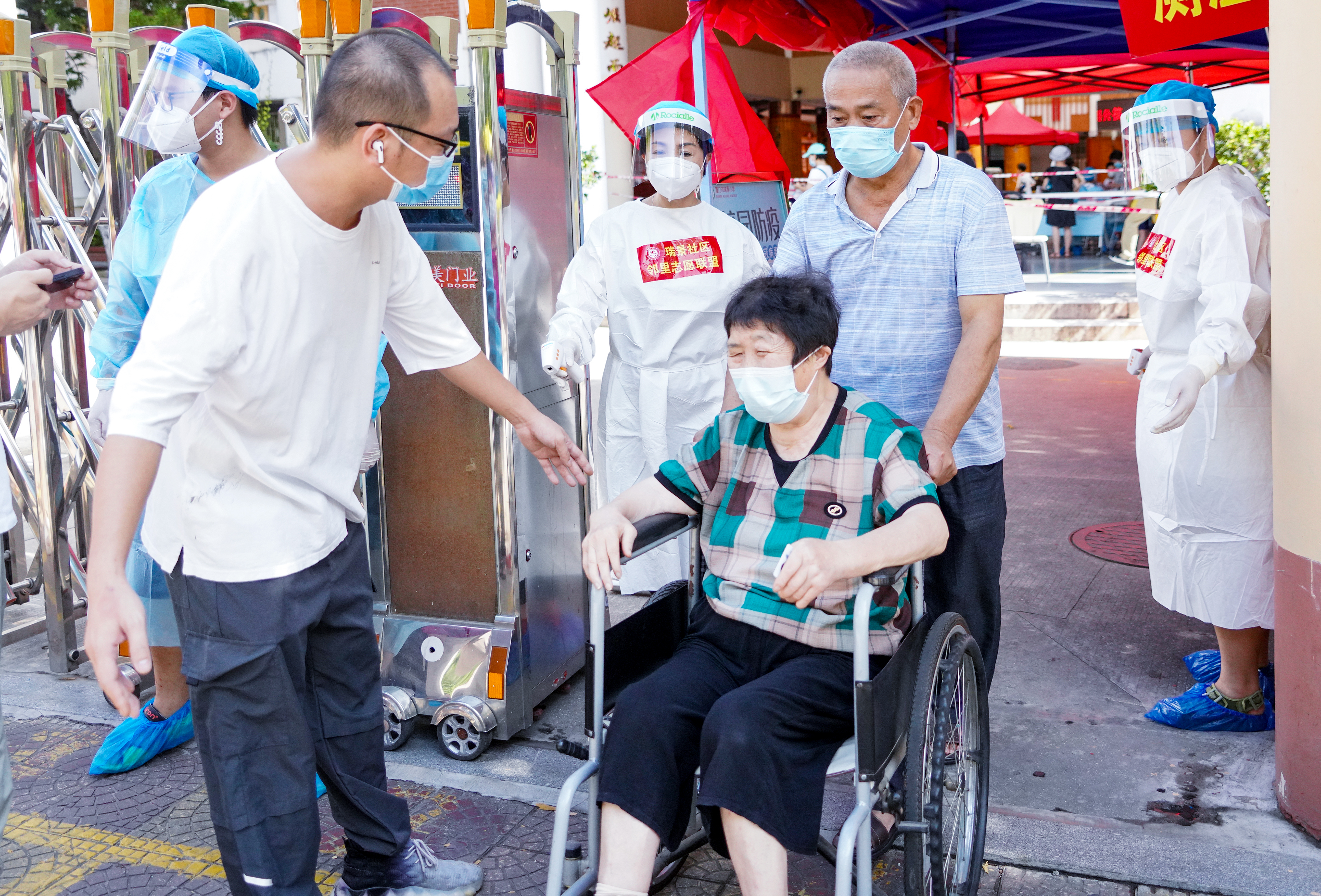 一抹志愿红温暖抗疫路,厦门抗击疫情志愿者