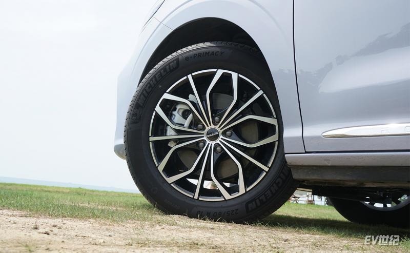 荣威imax8欢聚版路测,全球首款纯电mpv荣威imax8ev