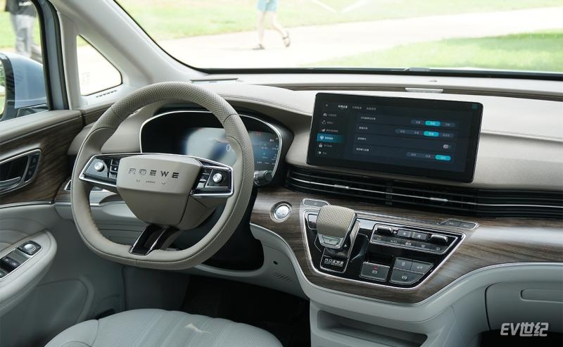 荣威imax8欢聚版路测,全球首款纯电mpv荣威imax8ev