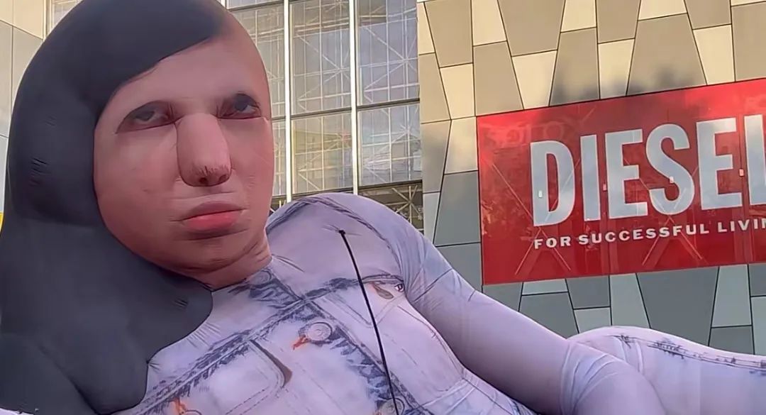 淮海路闪现“巨型充气人偶”！有人吓哭，有人被迷住！谁还没有看过TA？