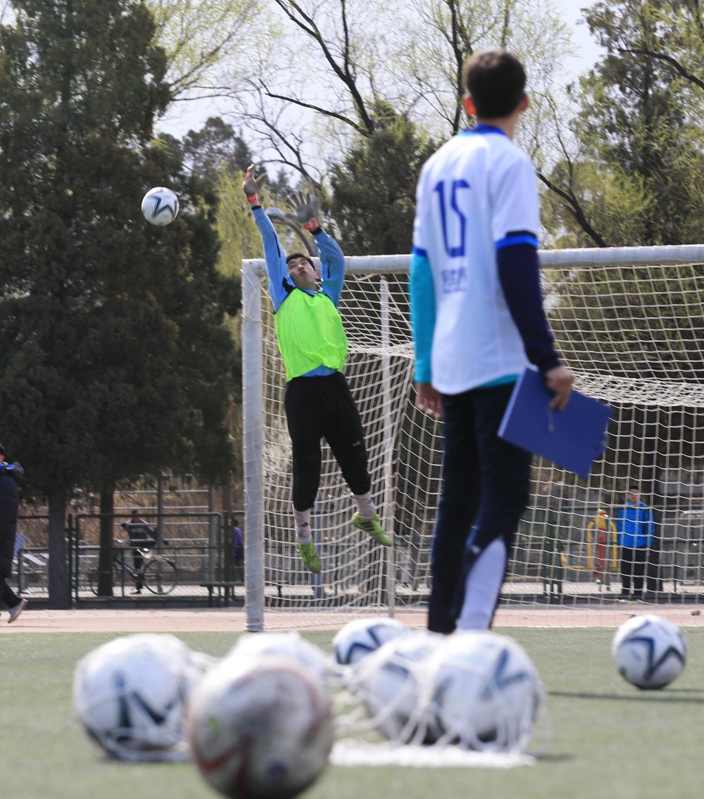 新闻周刊丨“踢”进象牙塔，升学新捷径？足球考试真不简单，伯乐的孩子也闹悬