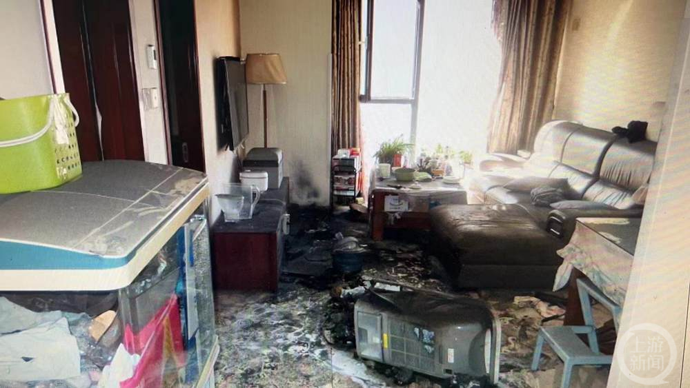 老两口被炸伤,老两口被移动电源炸成重伤住进icu