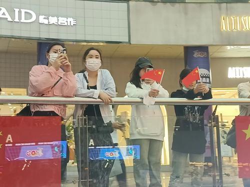 郑州国庆节客流,郑州街头国庆节氛围有了