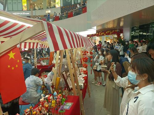 郑州国庆节客流,郑州街头国庆节氛围有了