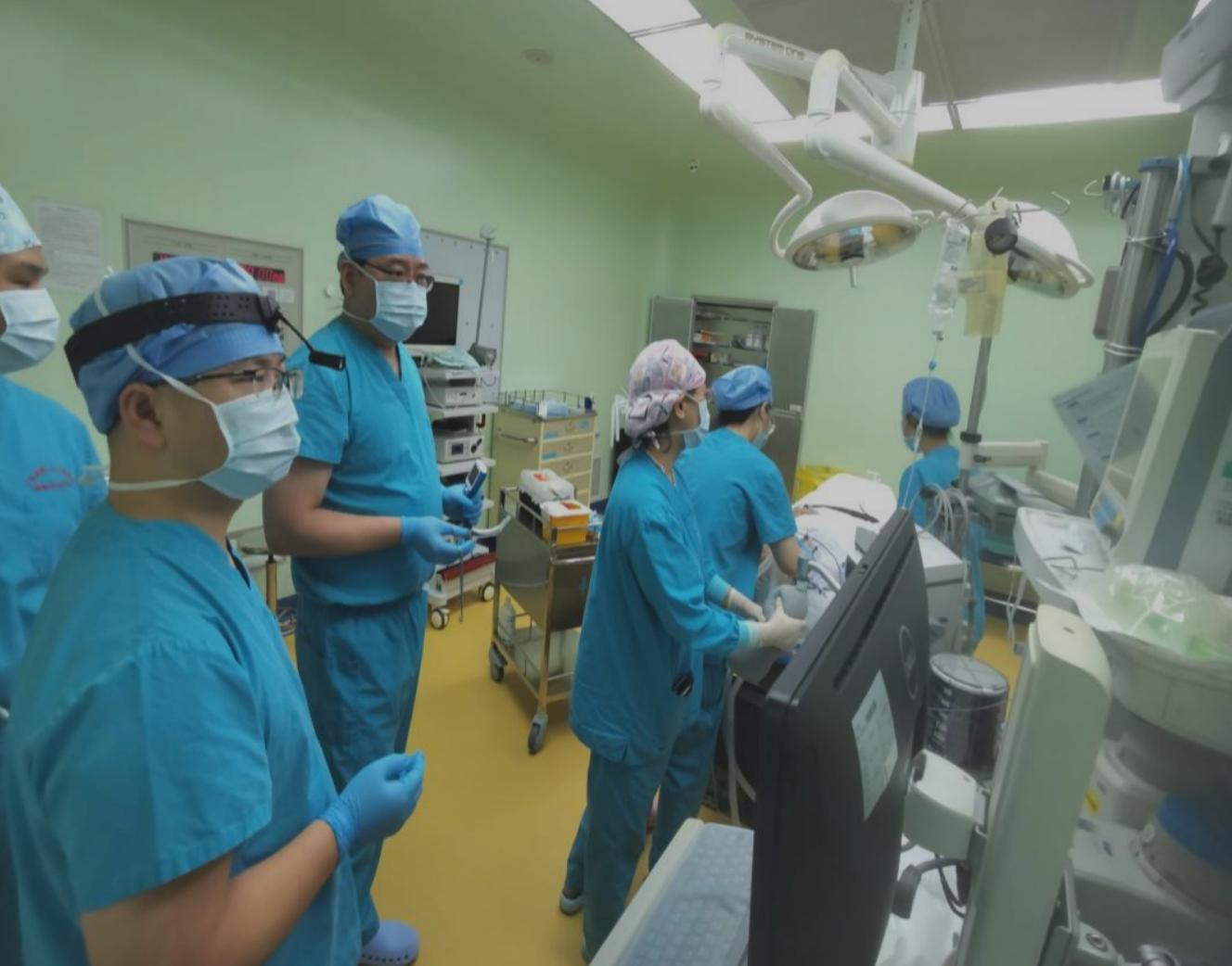 74岁老人误吞带钩假牙,老人误吞假牙怎么取出