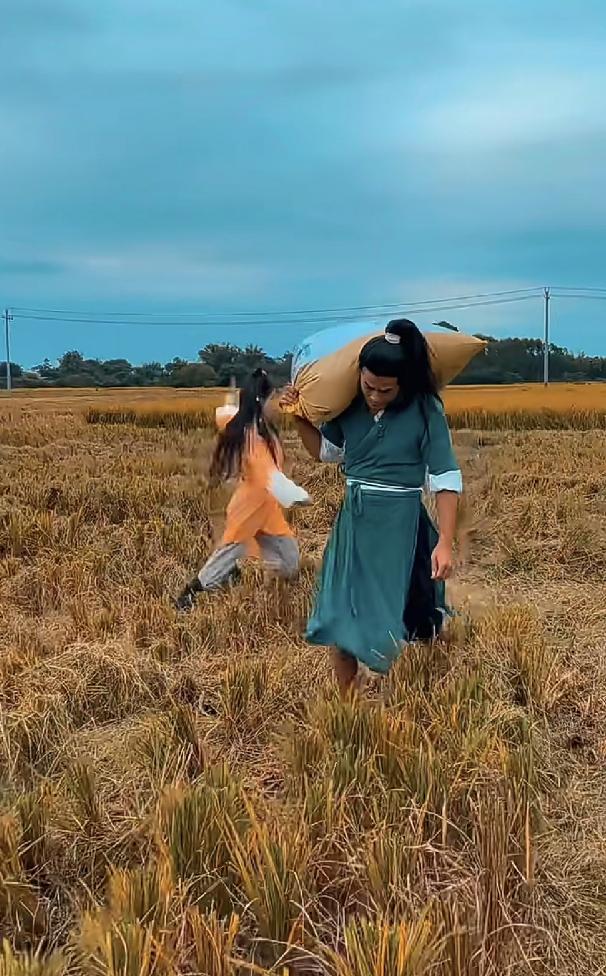 扮成杨过帮助滞销果农的小伙：靠“杨过犁田”走红，辗转广西各地拍视频