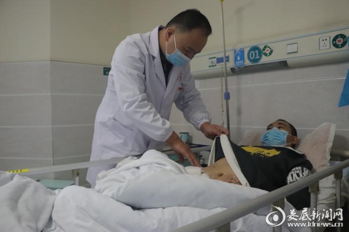 修车工车底修车惨遭汽车压倒,修理工在维修的过程中被一辆车压