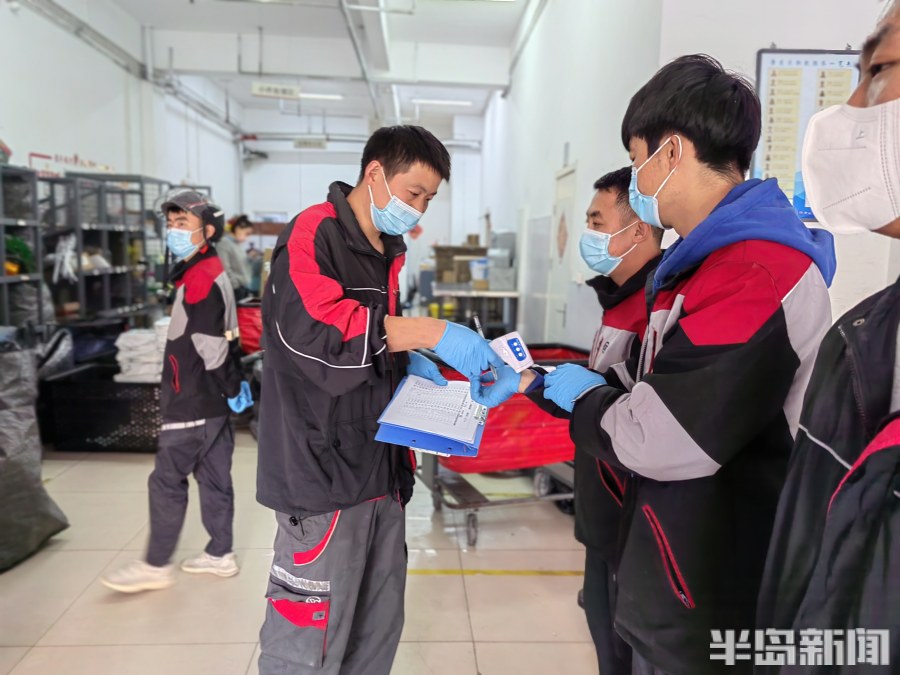 五点起床做核酸，一个快件最少消杀七遍！备战双11，快递小哥把好安全关