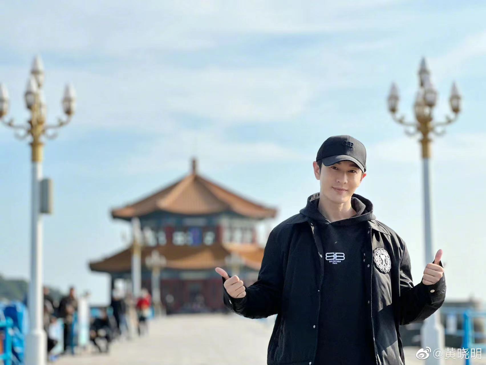 黄晓明生日小海绵祝福视频,黄晓明晒全家福为95岁姥姥庆生