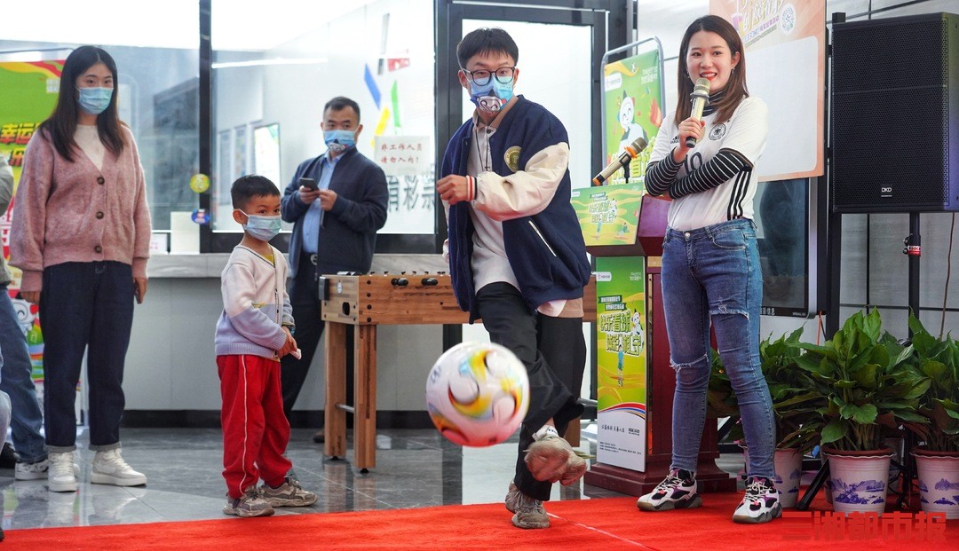 日本2:1逆转德国,这里的长沙球迷们荷尔蒙四溢