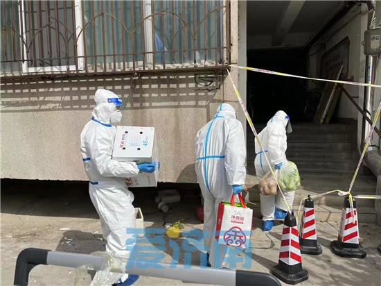 大白配送员,大白化身挑山工运送物资